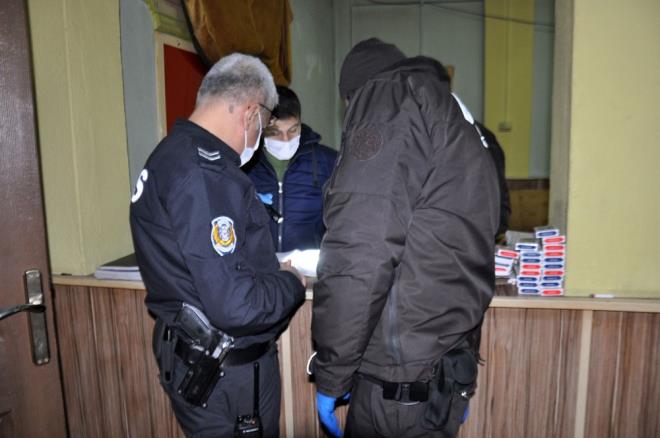 Operasyonlar sırasında  kahvehanede bulunmayan iş yeri sahibi O.T. hakkında da 'Bulaşıcı hastalıklara ilişkin tedbirlere aykırı davranma' ve 'Kumar oynanması için yer ve imkan sağlama' suçlarından adli işlem başlatılacağı öğrenildi.
