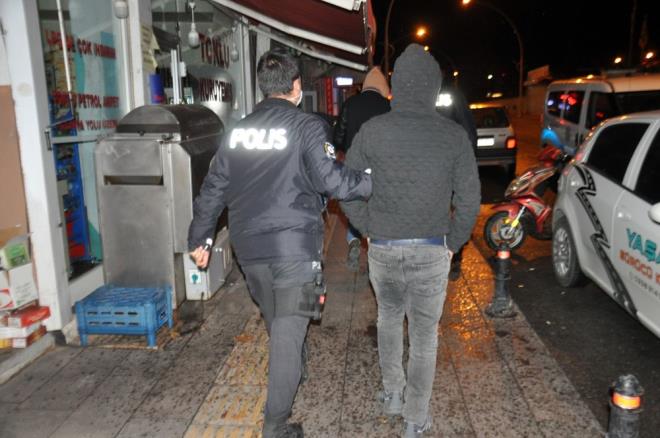 Bunun üzerine kahvehaneye operasyon düzenleyen polis, içeride kumar oynadığı öne sürülen 15 kişiyi gözaltına alırken, iş yerini de kapattı.