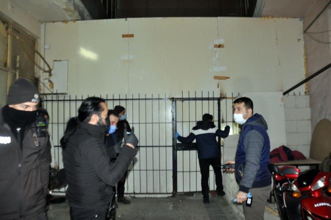 Karaman'da Asayiş Şubesi'ne bağlı Ahlak Büro Amirliği ekipleri, Kirişçi Mahallesi Molla Fenari Caddesi'nde bir pasaj içindeki O.T.'ye ait kahvehanenin, corona virüs tedbirleri kapsamında kapalı olması gerekirken açık olduğu bilgisini aldı.