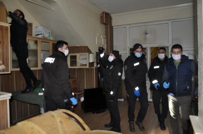 Bunu öğrenen polis, yeniden operasyon düzenledi. İçeride kumar oynadığı öne sürülen 9 kişi daha gözaltına alındı.