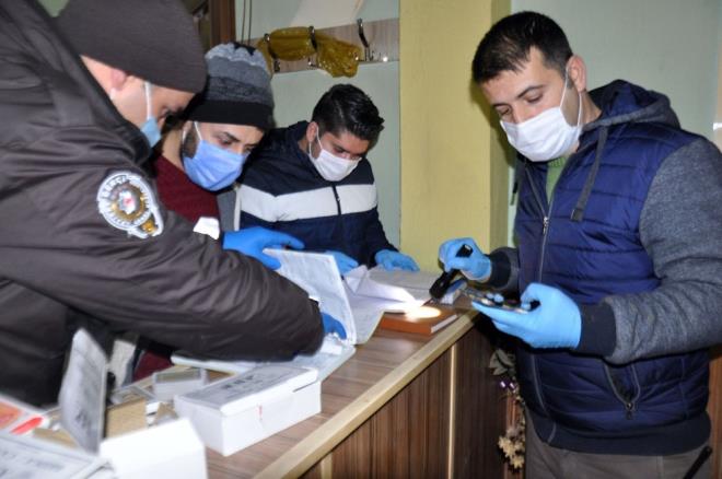 Polis, gözaltına alınan 24 kişiye sokağa çıkma kısıtlamasını ve sosyal mesafeyi ihlalden toplam 97 bin 500 lira idari para cezası uyguladı.
