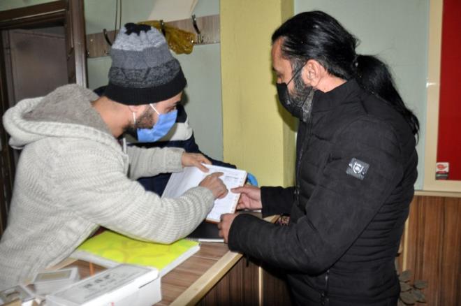 İş yerinde de kumar oynayan kişilerin isimleri ve onlara ait borçlarının bulunduğu bir defter de ele geçirildi.