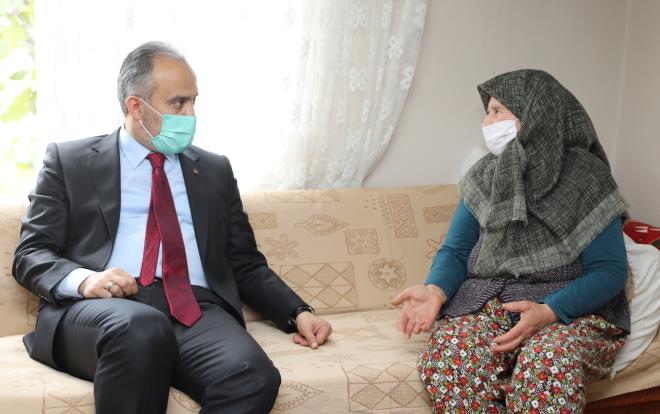 Her şeyin başı sağlık<br>  Yoğun iş temposuna rağmen fırsat buldukça evde bakım hizmetlerinde yararlanan vatandaşları evlerinde ziyaret edip, moral veren Bursa Büyükşehir Belediye Başkanı Alinur Aktaş, sağlıkta olduğu gibi hastalıkta vatandaşların yanında olduklarını vurguladı. Günümüzde belediyeciliğin çöp toplamak, altyapı ve yol yapmaktan ibaret olmadığını dile getiren Başkan Aktaş, ?Sosyal belediyeciliğin gereği olarak zor ve sıkıntılı zamanlarda halkımıza katkı vermeye çalışıyoruz. Bu nedenle evde bakım hizmetlerini çok önemsiyorum. Evde sağlık hizmetleri 7 gün 24 saat kesintisiz süren bir hizmet. Her yıl binlerce vatandaşımıza bu manada destek sağlıyoruz. Bu vesileyle tüm hastalarımıza acil şifalar diliyorum? dedi.