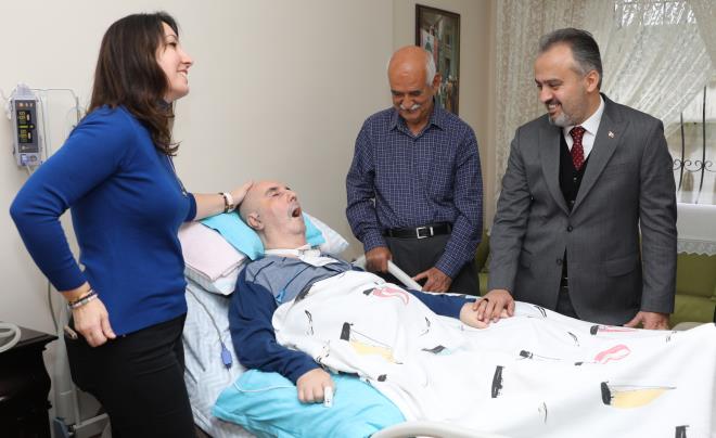 Pandemide hizmet durmadı<br>  Büyükşehir Belediyesi Evde Hasta Bakım Merkezi ve Ambulans Servisi Hizmeti, yılın 9 ayının pandemi sürecinde geçmesine rağmen çalışmaları kesintisiz sürdürdü. 2019 yılında 8142 olan kayıtlı hasta sayısı 2020 yılında 8500?e, 138 bin 51 olan verilen sağlık hizmeti sayısı ise 142 bin 705?e çıktı. Evde sağlık hizmetleri kapsamında 2020 yılında 11 bin 380 doktor muayenesi, 4225 FTR uzman ziyareti, 22 bin 842 fizik tedavi ve rehabilitasyon hizmeti, 62 bin 381 hemşirelik hizmeti, 35 bin 256 bakım ve refakat hizmeti, 3008 sosyal inceleme ve 4633 psikolojik destek hizmeti verildi. Bunun yanında 1988 hastanın evine temizlik hizmeti verilirken, 120?si şehir dışı olmak üzere toplam 34 bin 134 hastanın da ambulansla hastaneye sevki sağlandı.