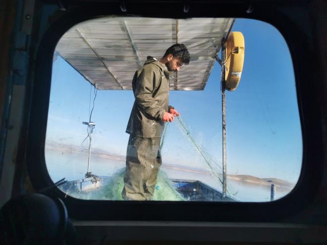 "Yaz aylarında balık daha çok verimli, kış aylarında ise çok zor oluyor ve balık çok az çıkıyor. Yaz aylarında 100 kilo yakalarken kış aylarında 40 kiloya kadar düşebiliyor. İstanbul?da zorlu ve sıkıntılı işleri bıraktıktan sonra burada tekne alarak kendi işimi yapmam benim için bu corona virüs salgın sürecinde çok olumlu oldu.