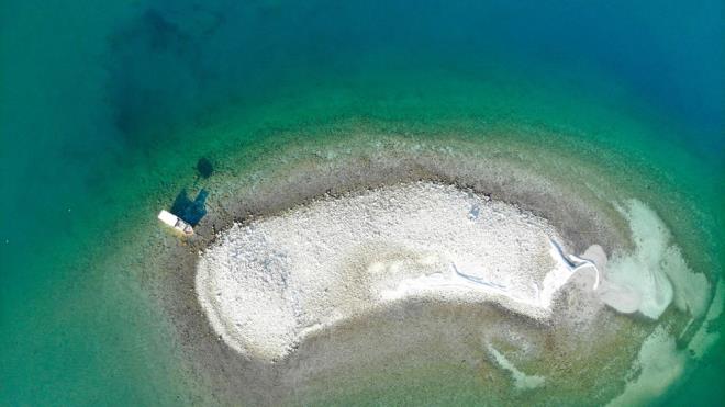 Tekirdağ Namık Kemal Üniversitesi İşletme Bölümü'nü bitirdikten sonra İstanbul?a yerleşen Onur Demir, pandemi sürecinde insan kalabalığından kaçarak, anne ve babası ile kardeşinin yaşadığı memleketi Tunceli'nin Çemişgezek ilçesi Kıraçlar köyüne yerleşti.