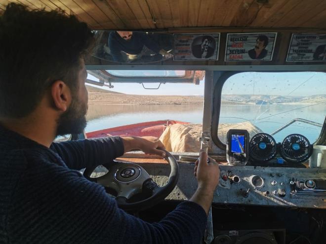 Sabahın ilk ışıklarıyla birlikte balıkçı teknesiyle Keban Baraj Gölü'ne yaklaşık 3 bin metrelik ağ seren Demir, gün içinde bu ağları sudan çıkararak, balık yakalıyor.