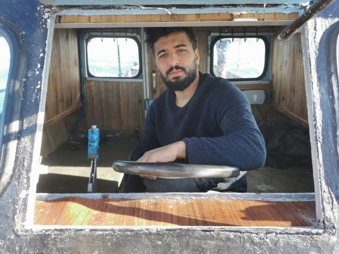 Hatta büyük şehirlerdeki arkadaşlarım bana bu süreçte hiç etkilenmediğimi ve çok şanslı olduğumu söylüyorlar. Benim hayalim, daha büyük ve lüks bir tekne alarak daha iyi ağlarla daha çok balık yakalamak. Bende manevi bir değere sahip olan bu adaya küçük de olsa bir kulübe tarzında ev yapmak isterim. Burası martıların ve ördeklerin olduğu çok güzel bir yer. Buranın suyu pırıl pırıl. Yaz aylarında burada çok yüzüyordum. Sürekli burada olduğum için de buraya çok alıştım"