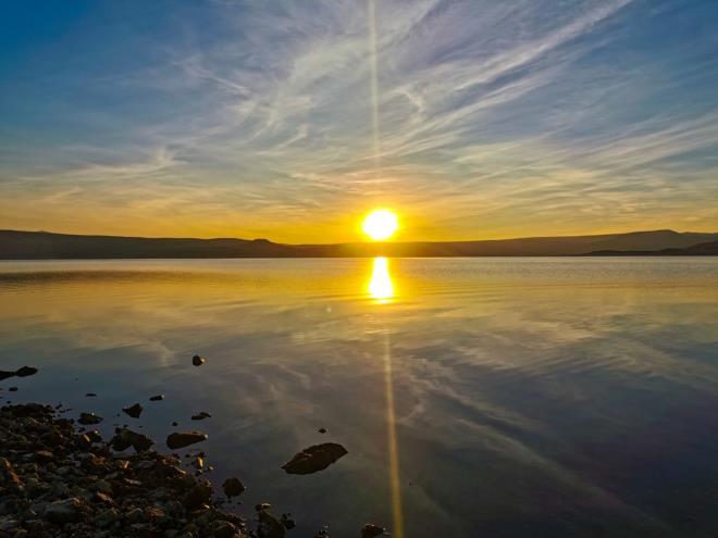 "HAYALİM LÜKS TEKNE ALMAK VE BURAYA EV YAPMAK"  <br>  Adacığın güzelliklerine değinen Demir, büyük şehirlerde zorlu işlerde çalışmaktansa barajın ortasında kendi işini yapmanın daha keyifli olduğunu vurgulayarak, şunları söyledi: