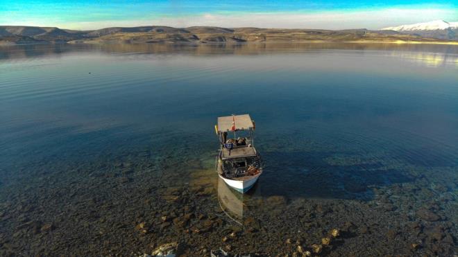 İşi bittiğinde barajın ortasındaki adacığa teknesini yanaştıran Demir, avladığı balıklardan yiyerek yaşamını sürdürüyor.