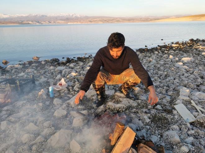 "KAFAM ÇOK RAHAT"  <br>  Pandemi sürecinde sürekli adacıkta ve teknede zaman geçirdiği için çok rahat olduğunu söyleyen Onur Demir, "Şu an burada balıkçılık yapmaktayım. Günümün yüzde 80?i teknede geçiyor. Sürekli teknedeyim. Corona virüsten hiç etkilenmedim. Kafam çok rahat bu konuda.