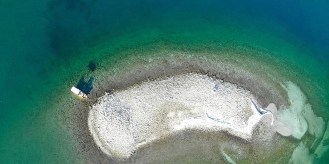 Corona virüsten korunmak için baraj gölündeki adacığa yerleşti