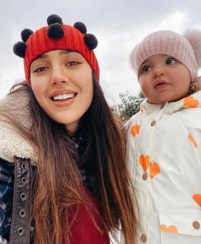 ÖZLEM ADA ŞAHİN    Karlı bir sabaha uyandık. Benim minik Elsa'lar aşırı mutlular.