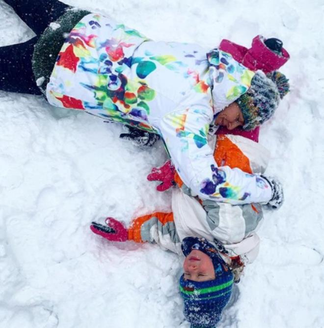 CEYDA DÜVENCİ  <br>  Yanaklarımız al al olana kadar azdık... Biraz mola... Kaldığımız yerden devam edeceğiz... Çocukluk sen ne güzelsin. Kar sen ne güzelsin... Yarın tüm aile biraradayız... Gerisini bahçe ve karlar düşünsün.