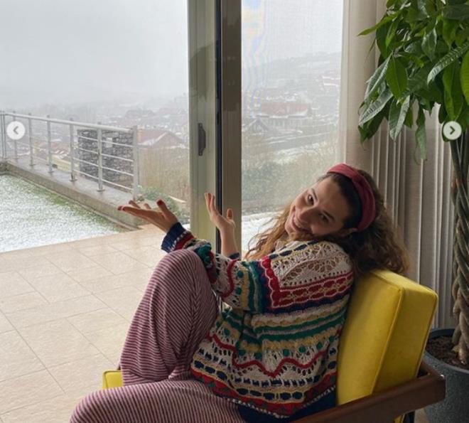 ASLI İNANDIK    Fotoğraflarımı çekmekten nefret ettiği her halinden belli olan bir beyin çektiği toplam dört (4) fotoğraf. İstiyorum ki 120 tane çeksin. 7 farklı açıdan, en zayıf görüneceğim açıyı bulsun öyle çeksin. Tüm filtreleri tek tek denesin. Susamasın, acıkmasın, yorulmasın. Saati 1 dolara bugün işe başlasın. İnsiyatif kullansın. O pijamayı değiştir, kazakla ne alaka desin. Yok. Beni kabullenilmiş çaresizliğe gark ediyorsun eşim bey. Diyorum ki alternatifli çek, çektim ya 4 tane diyor.