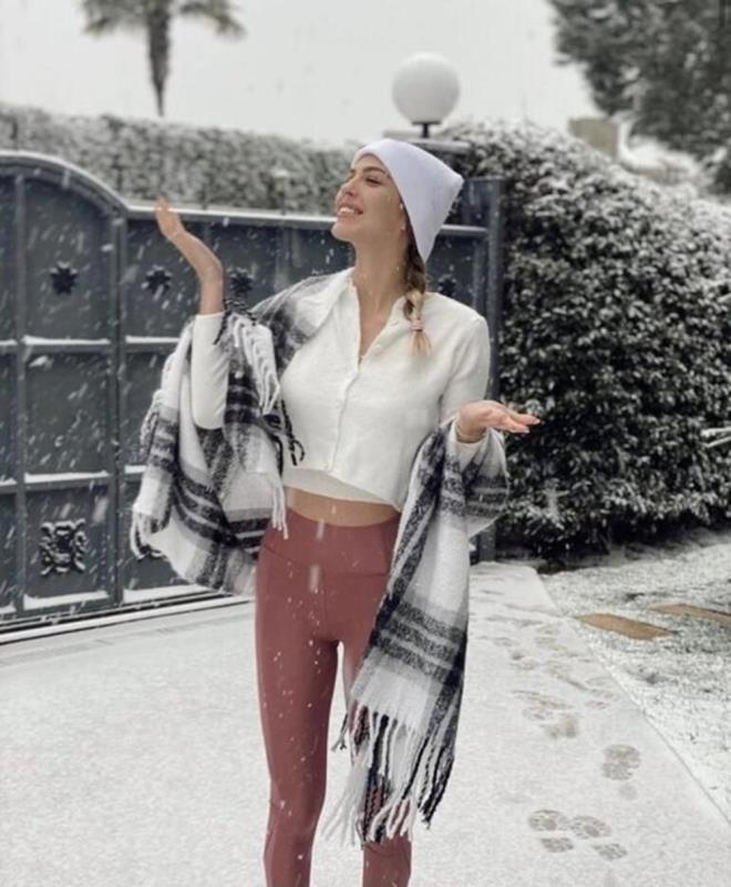 YASEMİN ŞEFKATLİ  Yüzüme kar topu yemeden 5 dk önce...