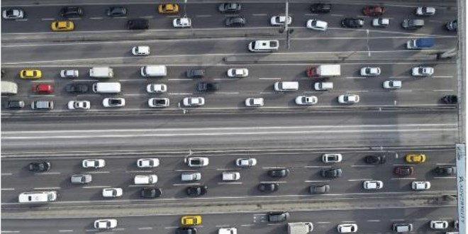 Sokağa çıkma kısıtlaması öncesi trafik yoğunluğu yüzde 75'i aştı
