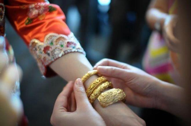 Düğün veya nişan altın alış-verişinde neye dikkat edilmeli?  <br>  ? İnternetten alış-veriş yapmanız riskli! Mümkünse kuyumcu mağazalarını tercih ediniz. Çünkü internet, sahte, düşük ayar takılar ile değerli taş diye cam taş satan sahtekarlarla dolu. Hele ki yüzde 50-70 indim var ilanları görürseniz gemen o sayfadan dolandırılmadan ayrılmanızı öneririm. Kurumsal olan firmaları tercih edebilirsiniz ancak fotoğraflar yanıltıcı olabilir.