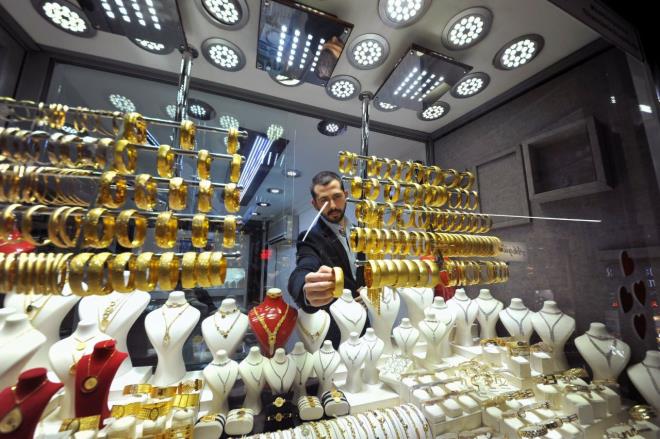 Düğünden sonra altın satarak borç kapatmayın  <br>  Çünkü gelir TL, borç TL olunca uzun vadeli borçlanmanın avantaj, sıkarak stresli bir şekilde bankadan kredi kullanarak veya düğünden sonra altın takıları satarak borç kapatmanında dezavantaj olduğunu göreceksiniz. Banka kredi faiz farkı, altının gram fiyatındaki değer artışları ve zamanın hızlı geçmesi, bu gerçeği size gösterecektir.