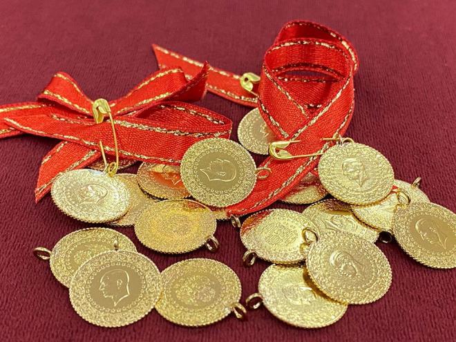 Değerli taşlarda dikkat edilmesi gereken kurallar  <br>  PIRLANTA RENK KURALI: Bir pırlantanın rengi D ila Z arasında bir aralıkta derecelendirilir. Beyaz, şeffaf ya da renksiz olarak adlandırılan en değerli pırlanta ?D? grubundan ?Z? en düşük kalitedeki elmas renk grubuna kadar mevcut renk skalasını değerler.