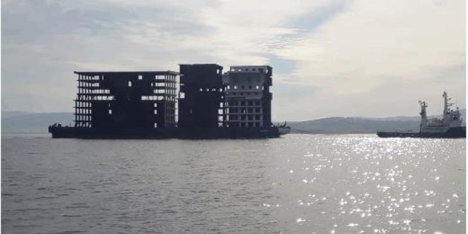 Çanakkale Boğazı'ndan 'apartman' görünümlü platform geçti