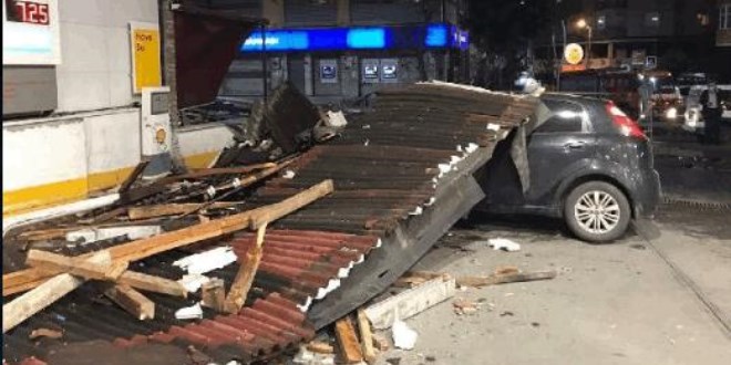 Meteorolojinin uyardığı fırtına İstanbul'u vurdu