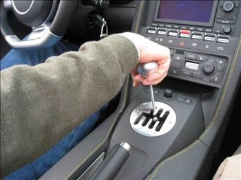 Vites kullanımı ve geçişleri yakıt tüketiminde en önemli nokta. Gerekenden yüksek veya düşük viteste araç kullanmak yakıt tüketiminin dengesini bozan en büyük unsurlardan. Motorunuzdan gelen seslerden de bu dengeyi anlayabilirsiniz.