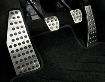 Ayağınızı gaz pedalından her çektiğinizde motorun frenlemesine ve güç kaybına neden olur, bu da aracınızın sürekli sıfırdan güç üretmesine sebep olan ve yakıt tüketimi artıran bir tutumdur.