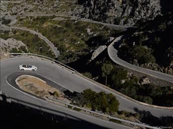 Virajlara dengesiz girmek ve arabanın savrulmasına sebep olmak, aracın kendini toparlarken hep daha fazla güç harcamasına sebep olur. Viraj girişinde yavaş, çıkışında da çok gaz vermeden çıkmak aracınızın performansını bozmamak açısından önemlidir.