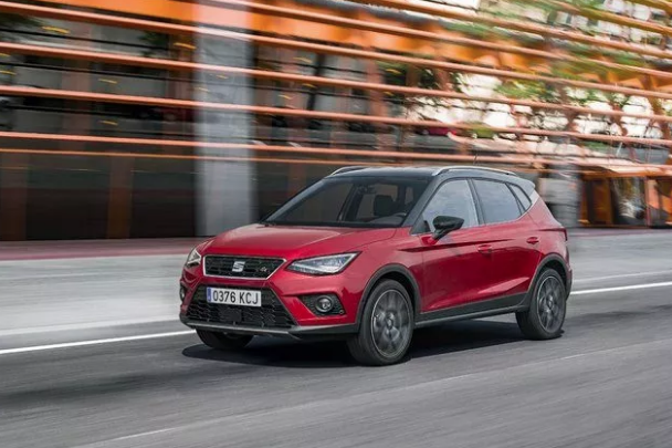 Arona modellerinde ise 50 bin TL?ye 12 ay vadeli, yüzde 0 faizli taşıt kredisi imkanı sunuluyor. Arona'ların, 231 bin TL'den başlayan kampanyalı fiyatlarla satışa sunulduğu belirtiliyor.