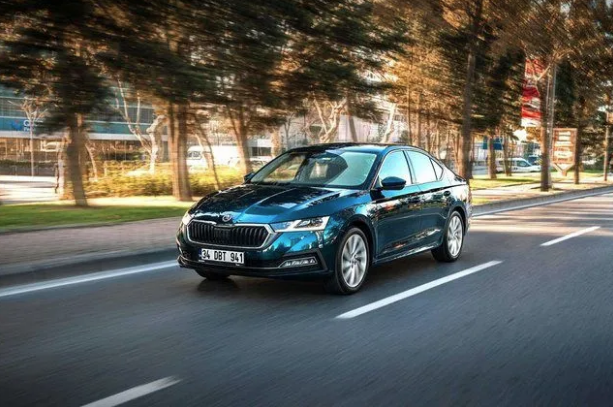 SKODA<br>  Skoda'nın Şubat kampanyası kapsamında yeni Octavia modeli 299 bin 900 TL?den başlayan fiyatlarla ve 100 bin TL kredi tutarı için 12 ay vade yüzde 0 faiz oranlı ödeme seçeneği ile satışa sunuluyor.