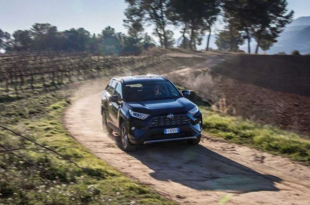 RAV4 Hybrid'in Flame versiyonu ise 607 bin 850 TL'lik fiyatıyla kampanyaya dahil edildi. 2020 model yılı Toyota RAV4'lerde 200 bin TL 12 ay yüzde 0.99 finansman oranı da yer alıyor.