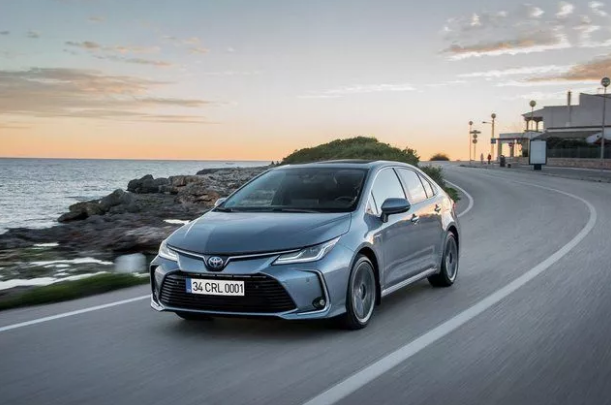 Corolla 2020 benzinli modeller 191 bin TL'den, Corolla 2021 benzinli modeller 203 bin 600 TL'den, Corolla Hybrid 2020 modeller 314 bin 700 TL'den, Corolla Hybrid 2021 modeller 329 bin 150 TL'den başlayan fiyatlar ile satışa sunuluyor.