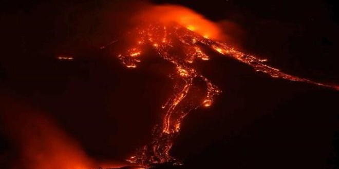 İtalya'da Etna yanardağı yeniden faaliyete geçti