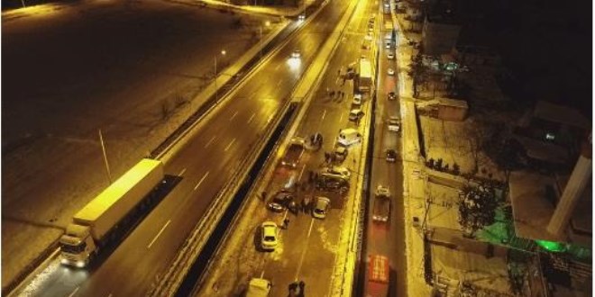 Buzlanan yolda 15 araç birbirine girdi; 1'i ağır 4 yaralı