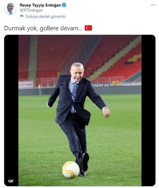 Cumhurbaşkanı Recep Tayyip Erdoğan, Göztepe Gürsel Aksel Stadı'nın açılışını yaptı.    AK Parti İzmir Milletvekili Alpay Özalan'ın koruduğu kaleye penaltı atışı kullanan Cumhurbaşkanı Erdoğan, attığı golü de sosyal medya hesabından paylaştı.