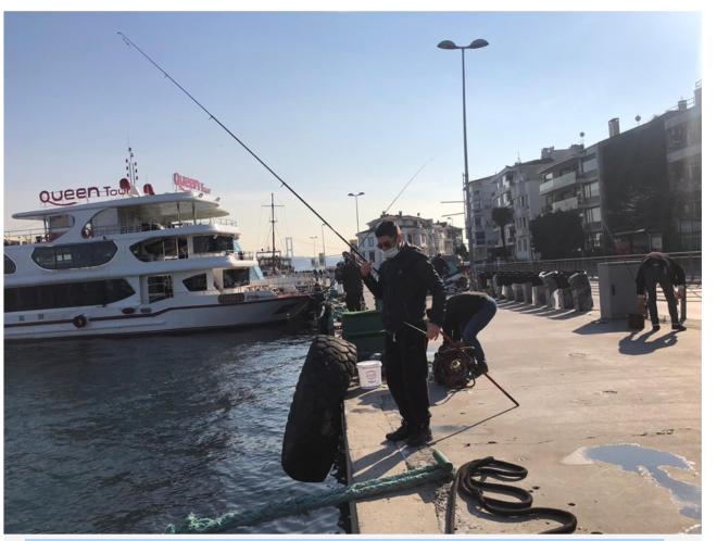 Bir başka olta balıkçısı da "Deniz çok kirli. Kirlilikten dolayı da denizanaları oluyor. Denizanası olsa yine iyi her türlü çöp var. Oltayı çekerken balıkları düşürüyor denizanaları. İğnelerle denizanası tutuyoruz. Oltayı onlara sallıyoruz" dedi.