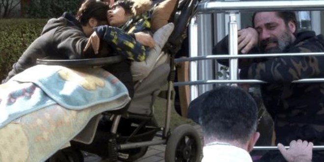 Çılgın Sedat'ın evinde yangın: Engelli oğluna sarılıp gözyaşlarına boğuldu