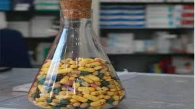 "İNTERNETTEN, MARKETTEN, BENZİCİDEN ALIP, BİZE ŞİKAYETLERİNİ BİLDİRİYORLAR"  Pandemi ile birlikte vitaminlere ciddi bir talep artışı belirten İstanbul Eczacı Odası Yönetim Kurulu Üyesi, Eczacı Şeker Pınar Özcan, "Ciddi bir talep artışı var ama kontrolsüz bir artış aslında bu. Biz de bunun endişesini eczacılar olarak yaşıyoruz. İnternetten sipariş verip ya da eczane dışında marketten, benzinciden ürün alıp bunun yan etkilerini görüp rahatsızlanan ya da hiçbir faydasını görmeyen hastalarımız oluyor. Bizlere bildiriyorlar bunları. Tedavi olayım derken daha çok hastalanabiliyorlar ya da var olan hastalıkları tetiklenebiliyor. Maalesef çok bilinçsiz bir kullanım var şu anda." dedi.