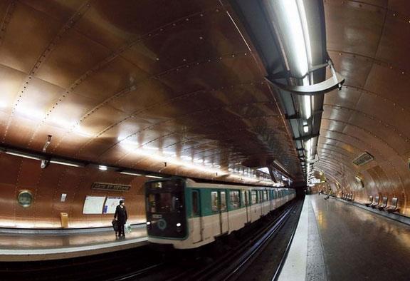Paris metro istasyonu, Fransa.