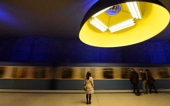 Münih metro istasyonu, Almanya.