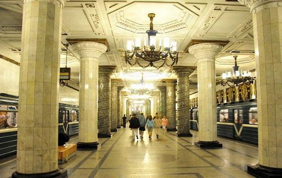 St. Petersburg metro istasyonu, Rusya.