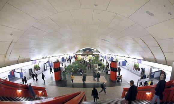 Paris metro istasyonu, Fransa.