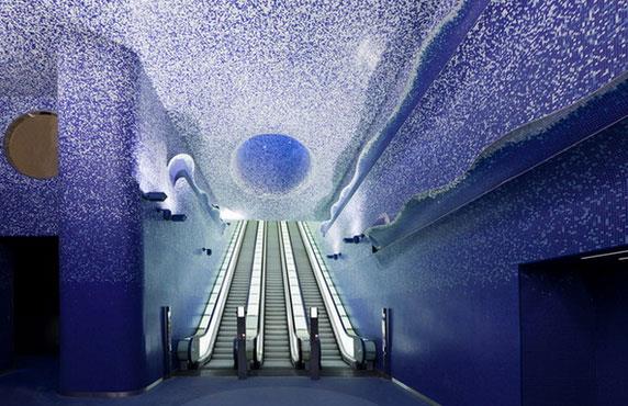 Napoli metro istasyonu, İtalya.