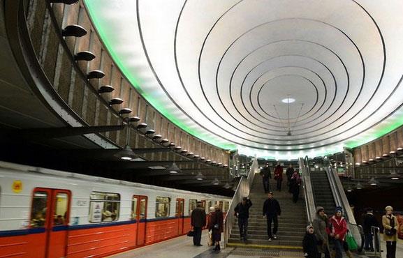 Varşova metro istasyonu, Polonya.