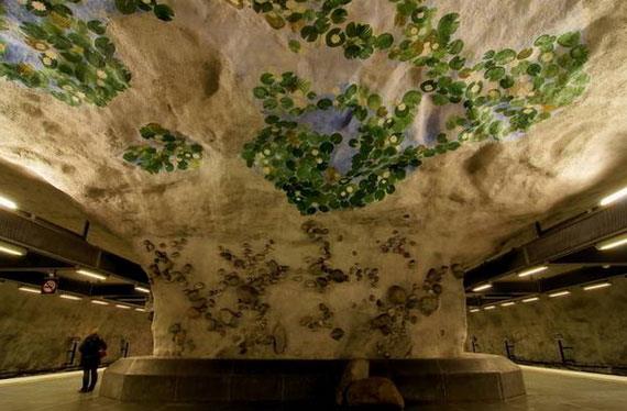 Stockholm metro istasyonu, İsveç.