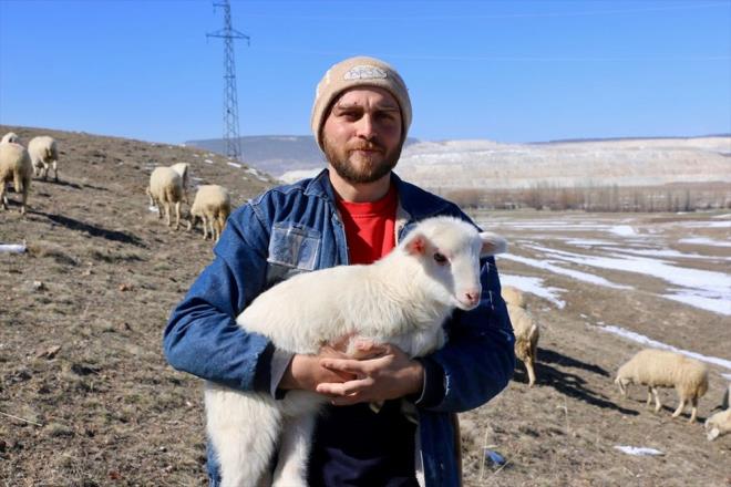 Çelik, babasının hayalini gerçekleştirmek için hukuk fakültesini bitirip avukat olduğunu belirterek, avukatlık ruhsatını aldığı gün yaptığı konuşmada babasının hayalini gerçekleştirmekten duyduğu mutluluğu dile getirdiğini anlattı.