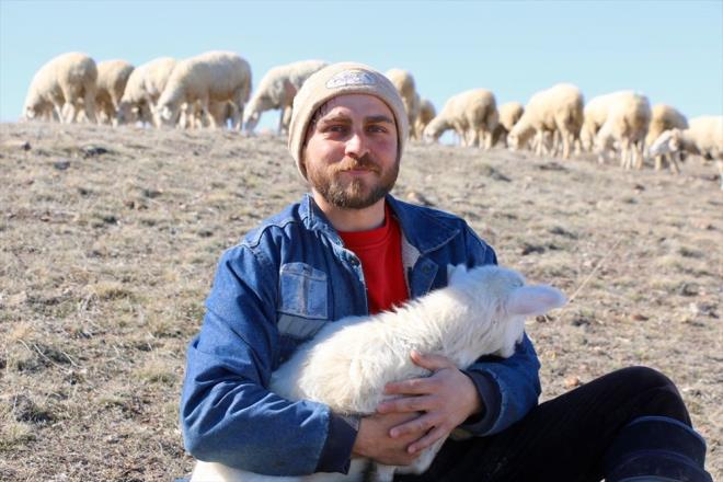 Çelik, sosyal medya hesaplarından kendisine ulaşanlara, sevdikleri işi yapmalarını önerdiğini dile getirdi.