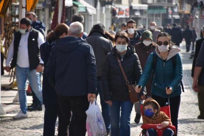 BALIKESİR  Hastalığın bulaş riskinin artmasına sebep olan toplu yemek, taziye, mevlit gibi mesafe kuralı ihlali oluşturacak etkinliklere müsaade edilmeyecek. Bütün yerleşim ve iş yerlerinin önünde, cadde ve sokaklarda, çay ocaklarının çevresinde toplu halde bulunulması, oturulması ve mesafe kuralının ihlal edilmesinin engellenmesine yönelik denetimler yapılacak. Kentte, toplu ulaşım ve bütün servis araçları HES kodu uygulaması ve yolcu kapasitesi yönünden her gün trafik ve zabıta birimleri tarafından kesintisiz olarak denetlenecek.