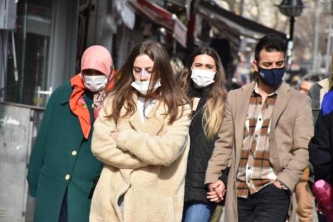 ORDU  Ordu Valisi Tuncay Sonel başkanlığında yapılan toplantıda, cenaze namazlarının en fazla 30 kişi ile sınırlandırılması, evlerde toplu olarak bir araya gelinme ve aile içi buluşmalara denetim getirilmesine kadar alınan tedbirlere yenileri eklendi. Mevsim koşulları gereği kar yağışı olduğu için tarımsal faaliyetlerin bulunmadığı gerekçesiyle çiftçi kayıt belgesi olan vatandaşların hayvancılık yapanlar hariç, çiftçilik faaliyeti için köy ve yaylalara çıkmalarına izin verilmemesine karar verildi.